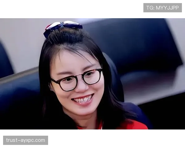 傅园慧笑得像隔壁阿姨，随手一抬手腕那块bling把我月薪按得只剩尾数