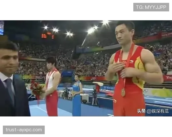 杨威训练间隙突然拿出手机,谁知道他竟然在看……那画面太反差了! 杨威训练间隙突然拿出手机,谁知道他竟然在看……那画面太反差了!